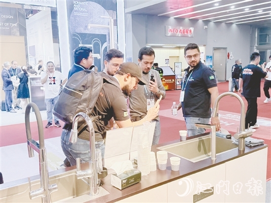 “咖啡龙头”吸引外国客商围观。 “咖啡龙头”吸引外国客商围观。