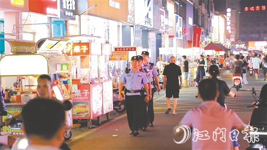 开平公安每日投入410人次警力,规划68条巡逻路线,采取“步巡+车巡”相结合模式,最大限度将警力摆上街面。 开平公安每日投入410人次警力,规划68条巡逻路线,采取“步巡+车巡”相结合模式,最大限度将警力摆上街面。