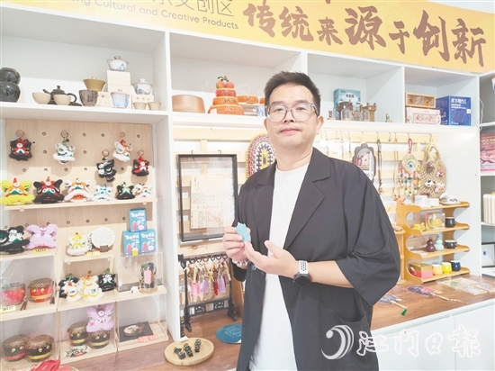 黄灼源希望用自己设计的文创产品让人们感受“乡土的温度”。 黄灼源希望用自己设计的文创产品让人们感受“乡土的温度”。