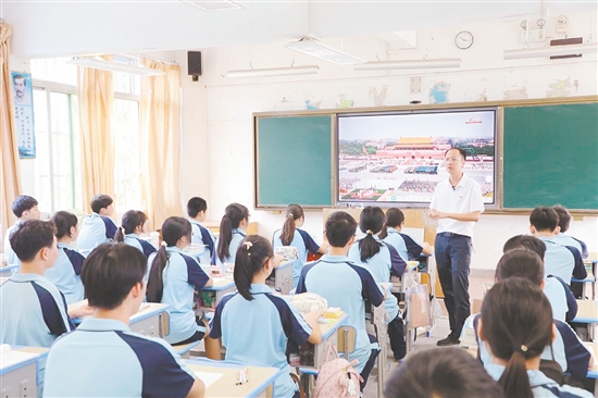 李思扬已扎根乡村教育十几年。 李思扬已扎根乡村教育十几年。