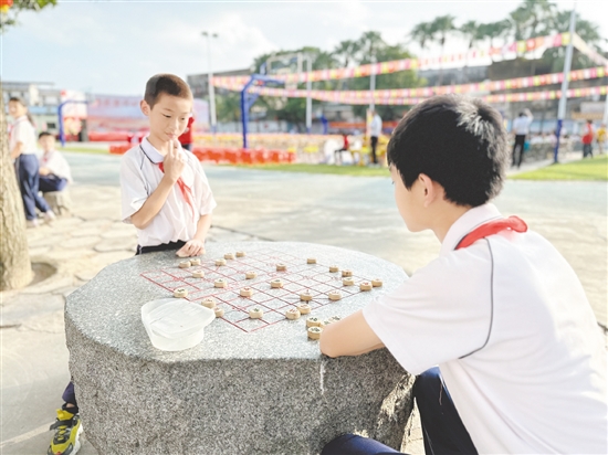 在育英小学,学生们学习中国象棋的积极性很高。 在育英小学,学生们学习中国象棋的积极性很高。