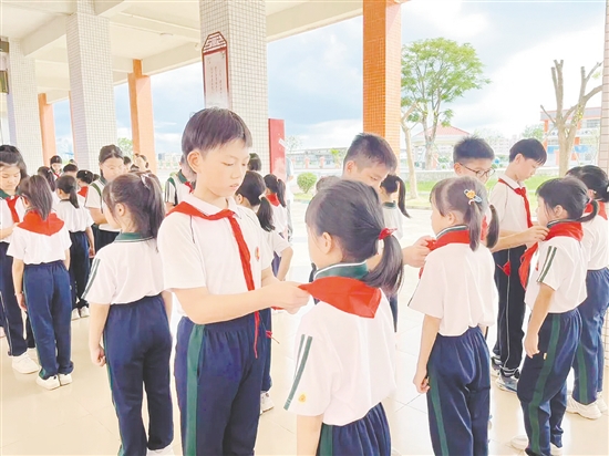 仪式上,老队员为新队员戴上鲜艳的红领巾。 仪式上,老队员为新队员戴上鲜艳的红领巾。