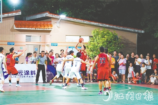 外海街道运动场上,“村BA”赛事精彩纷呈。何榕 外海街道运动场上,“村BA”赛事精彩纷呈。何榕