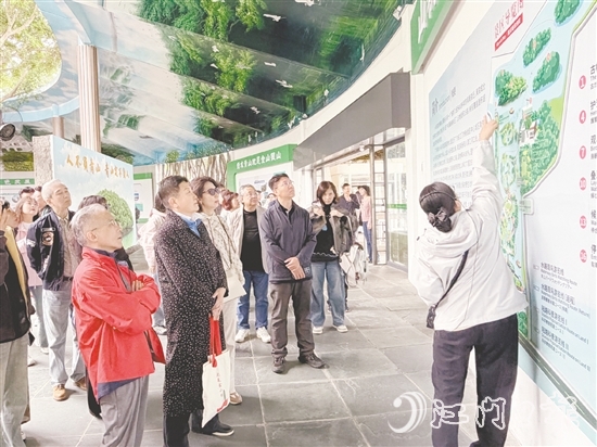 中国广播剧研究会的专家学者走进小鸟天堂国家湿地公园，挖掘创作素材。