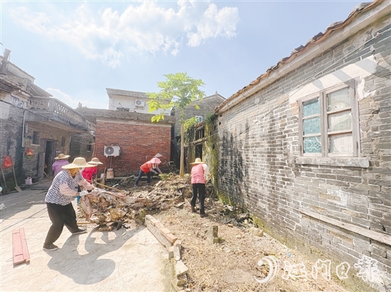 村民参与环境卫生整治。 村民参与环境卫生整治。