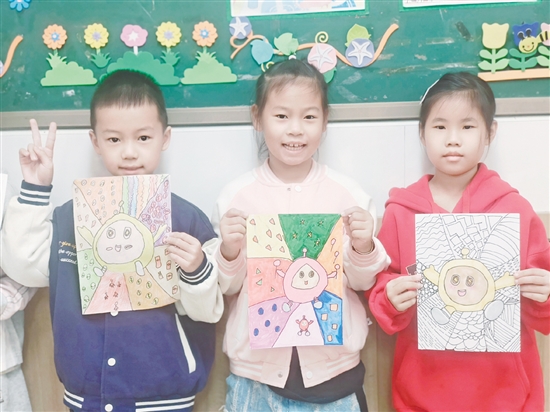 同学们在美术课上“修炼”画技,展示绘画作品。 同学们在美术课上“修炼”画技,展示绘画作品。