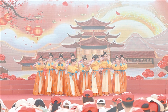 学生表演绽放青春光彩。 学生表演绽放青春光彩。