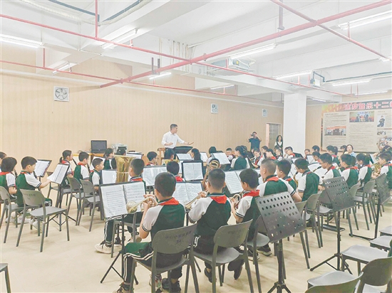 平山小学交响管乐团星期一至星期五都进行集中训练。 平山小学交响管乐团星期一至星期五都进行集中训练。