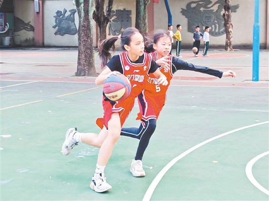 平山小学女子篮球队队员在训练中身姿矫健,运球技巧纯熟。 平山小学女子篮球队队员在训练中身姿矫健,运球技巧纯熟。