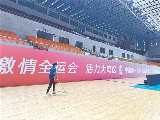 在台山新宁体育馆,工作人员仔细擦拭每个角落,为赛事打造干净整洁的环境。 在台山新宁体育馆,工作人员仔细擦拭每个角落,为赛事打造干净整洁的环境。