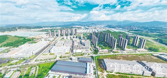 今年以来,鹤山工业城(共和镇)已累计引进亿元以上项目18个,其中超10亿元项目7个、超15亿元以上项目4个,总投资额突破120亿元。 今年以来,鹤山工业城(共和镇)已累计引进亿元以上项目18个,其中超10亿元项目7个、超15亿元以上项目4个,总投资额突破120亿元。