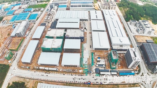 总投资40亿元的广东友谊新材料科技有限公司BOPP薄膜及特种胶带生产项目在不到一年的时间里建成部分生产线并试生产。 总投资40亿元的广东友谊新材料科技有限公司BOPP薄膜及特种胶带生产项目在不到一年的时间里建成部分生产线并试生产。