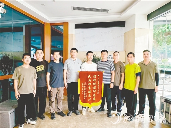 市直民兵应急营获赠锦旗。 市直民兵应急营获赠锦旗。