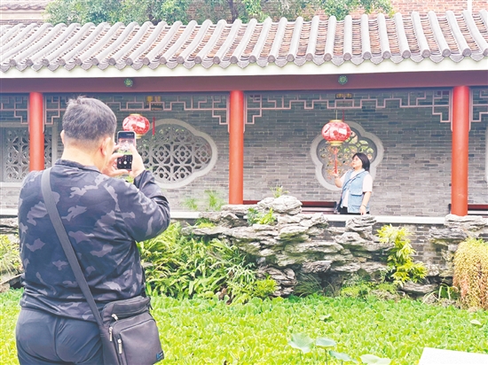 许多老人携家人到和园参观拍照。 许多老人携家人到和园参观拍照。