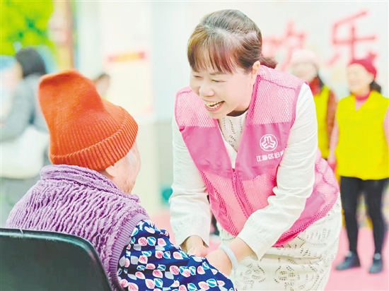 谢英珠看望颐养院的老人。 谢英珠看望颐养院的老人。