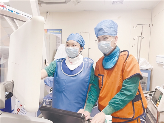 超声科团队术中进行食道超声引导。