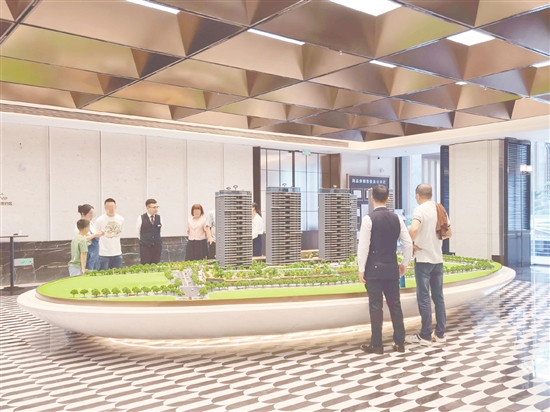 尽管更多消费者青睐二手房,但新盘的推出还是吸引了不少人的目光。 尽管更多消费者青睐二手房,但新盘的推出还是吸引了不少人的目光。