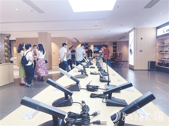 海天电子新建的科研楼将为恩平演艺装备产业的科普研究工作提供新阵地。 海天电子新建的科研楼将为恩平演艺装备产业的科普研究工作提供新阵地。