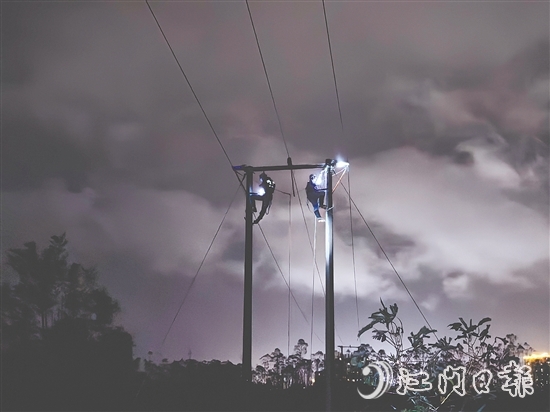 台风“桦加沙”期间,恩平供电局抢修人员昼夜不息,连续奋战。 台风“桦加沙”期间,恩平供电局抢修人员昼夜不息,连续奋战。