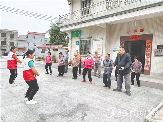 “银发志愿者”带领村中长者锻炼身体。 “银发志愿者”带领村中长者锻炼身体。