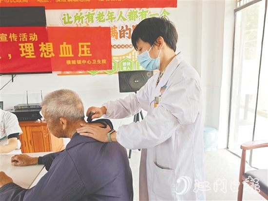 义诊活动中,横陂镇中心卫生院的专家团队为长者提供血压测量、把脉问诊服务。 义诊活动中,横陂镇中心卫生院的专家团队为长者提供血压测量、把脉问诊服务。