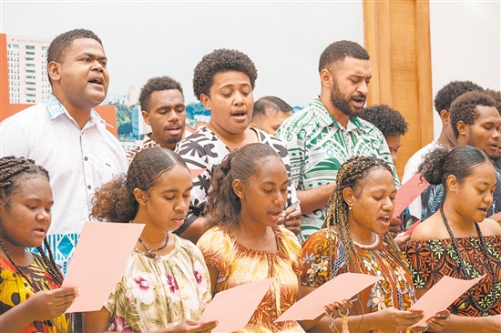 留学生合唱斐济歌曲《我的布卡湾之旅》,展示太平洋岛国特色文化(第二排左一为塞米,右一为萨姆)。 留学生合唱斐济歌曲《我的布卡湾之旅》,展示太平洋岛国特色文化(第二排左一为塞米,右一为萨姆)。