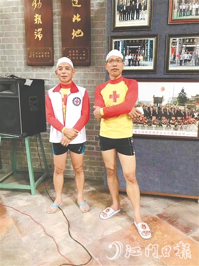 李列愉(右)是江门市红十字会水上救援队队员,多次参加救援培训。 李列愉(右)是江门市红十字会水上救援队队员,多次参加救援培训。