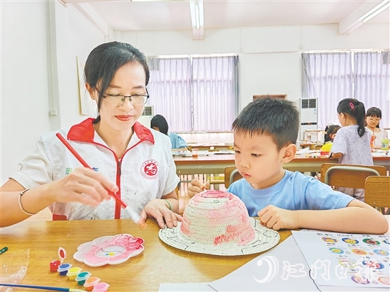 志愿者手把手教孩子们绘画。 志愿者手把手教孩子们绘画。