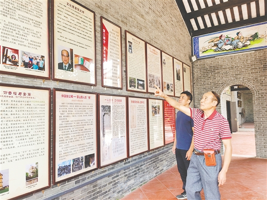 张卫民（前）介绍村史馆建设情况。江门日报记者