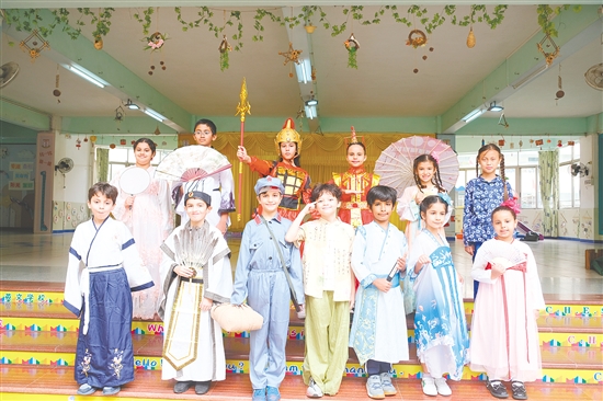 外籍“演员”们合影留念。 外籍“演员”们合影留念。