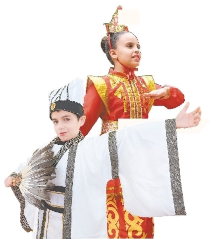 外籍学生表演戏剧。 外籍学生表演戏剧。