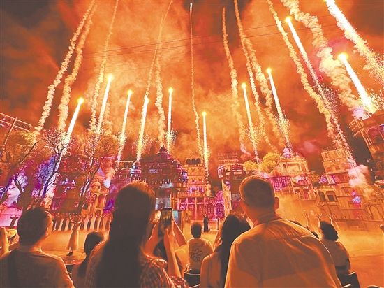 赤坎华侨古镇的《火秀》节目吸引众多游客。 赤坎华侨古镇的《火秀》节目吸引众多游客。