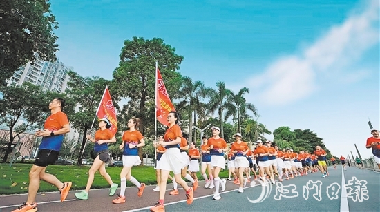 区跑步运动协会跑友每天晨跑，在晨光中感受城市的魅力。