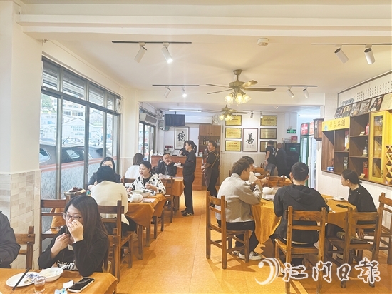 午饭时间,名远恩平菜馆座无虚席。 午饭时间,名远恩平菜馆座无虚席。