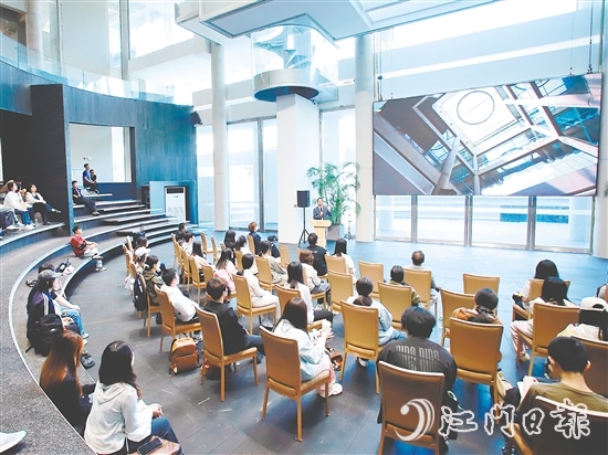 活动期间,企业负责人现场分享企业发展的核心理念,有效激发大学生的创新思维与创业热情。 活动期间,企业负责人现场分享企业发展的核心理念,有效激发大学生的创新思维与创业热情。