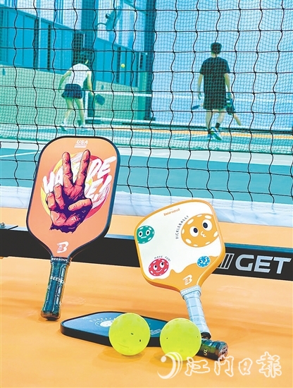 匹克球融合了羽毛球、乒乓球和网球的特点。 匹克球融合了羽毛球、乒乓球和网球的特点。