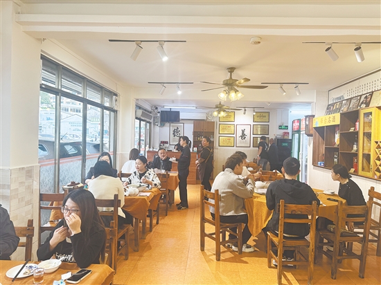 午饭时间，名远恩平菜馆座无虚席。
