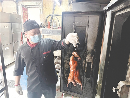 刚出炉的烧鹅香飘四溢。