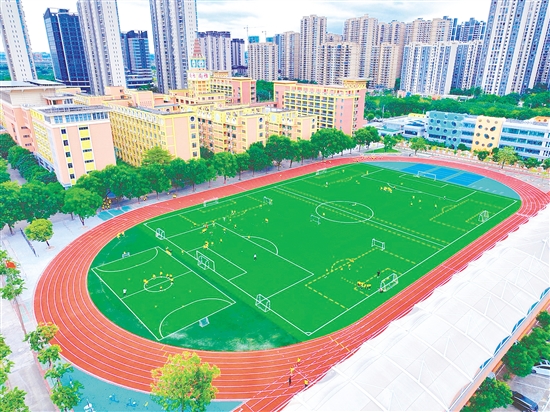 今年10月,新会尚雅学校田径运动场完成翻新并投入使用。 今年10月,新会尚雅学校田径运动场完成翻新并投入使用。