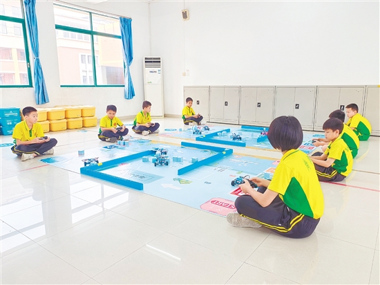 新会尚雅学校以项目驱动、竞赛锤炼的模式,提高学生科学素养。 新会尚雅学校以项目驱动、竞赛锤炼的模式,提高学生科学素养。