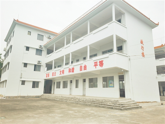 九子沙小学的教学楼粉刷一新。