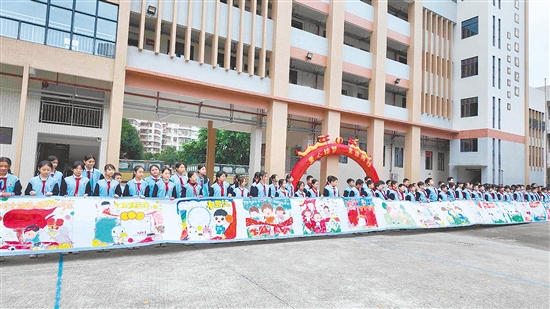一幅幅生动的画作串联起大家对十五运会的期待与祝福,成为校园里一道独特的风景线。 一幅幅生动的画作串联起大家对十五运会的期待与祝福,成为校园里一道独特的风景线。