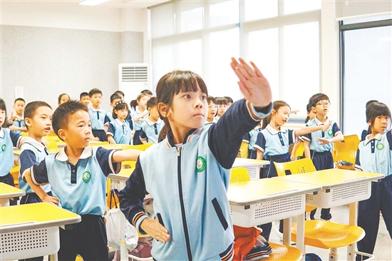 在课桌之间的有限空间中,学生们跟随音乐节奏舒展身体,每一个动作都充满力量。 在课桌之间的有限空间中,学生们跟随音乐节奏舒展身体,每一个动作都充满力量。