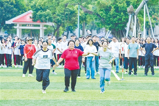 师生们以团队协作的方式在赛场上奋力拼搏,充分展现体育风采。 师生们以团队协作的方式在赛场上奋力拼搏,充分展现体育风采。