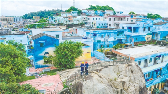 台山供电局深入鲲鹏村,做好电力服务。 台山供电局深入鲲鹏村,做好电力服务。