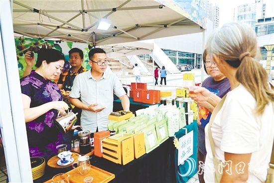 鹤山特色农产品吸引市民游客关注。