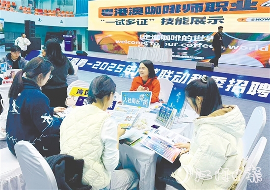 鹤山市人力资源和社会保障局组织鹤山重点企事业单位外出招聘，吸引更多人才扎根鹤山。