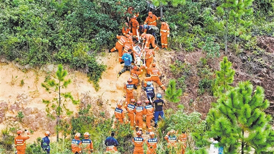 我市应急救援力量于11月6日上午成功帮助受困者脱险。 我市应急救援力量于11月6日上午成功帮助受困者脱险。