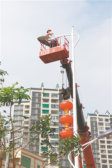 市政人员对路灯进行检修、装饰。 市政人员对路灯进行检修、装饰。