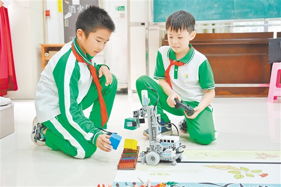 学校组织学生参加各类科创活动,以赛促学,以展示促成长。 学校组织学生参加各类科创活动,以赛促学,以展示促成长。